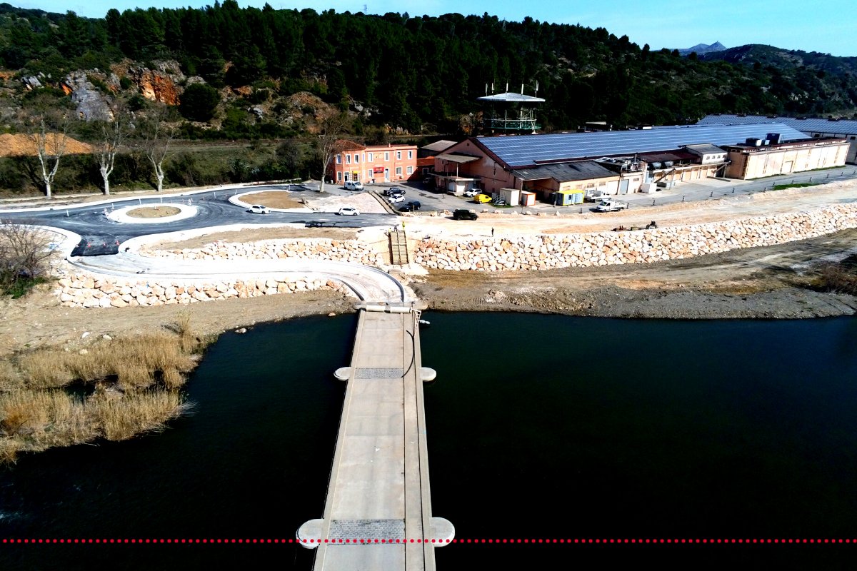 Eurovia_France's tweet photo. #Sécurisation de la #RD117 pour améliorer le cadre de vie des #riverains à #Estagel : un défi relevé par nos collaborateurs de l’agence de #Perpignan 🦺☀️
👉 Très attendu dans la #commune coupée par cette #route à fort #trafic dans @ledepartement66, le #chantier est terminé ! https://t.co/dxjXNYUkQW