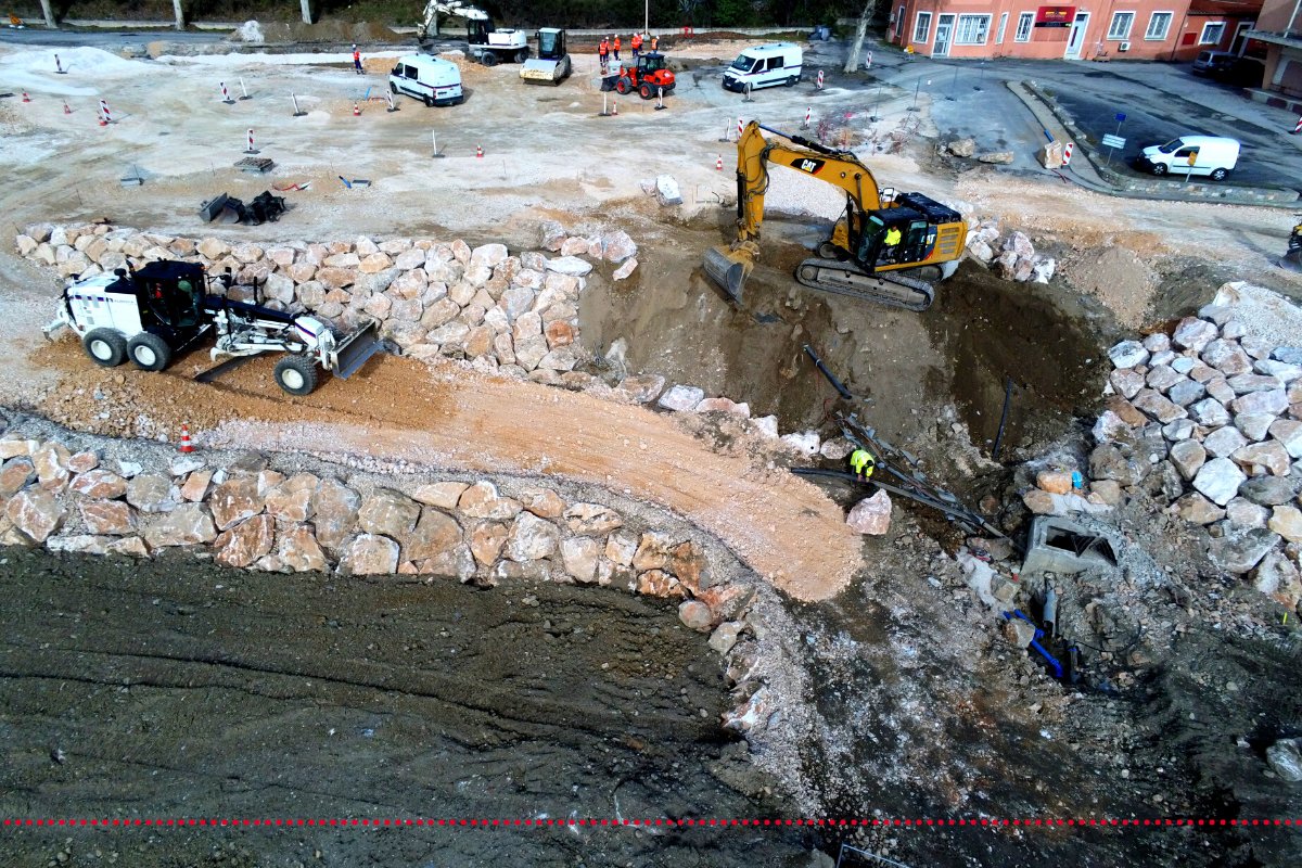 Eurovia_France's tweet photo. #Sécurisation de la #RD117 pour améliorer le cadre de vie des #riverains à #Estagel : un défi relevé par nos collaborateurs de l’agence de #Perpignan 🦺☀️
👉 Très attendu dans la #commune coupée par cette #route à fort #trafic dans @ledepartement66, le #chantier est terminé ! https://t.co/dxjXNYUkQW