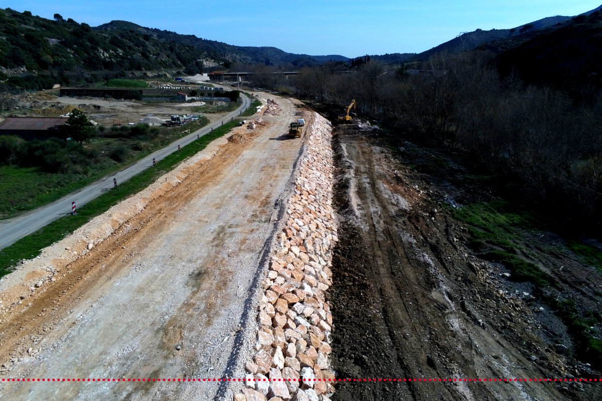 Eurovia_France's tweet photo. #Sécurisation de la #RD117 pour améliorer le cadre de vie des #riverains à #Estagel : un défi relevé par nos collaborateurs de l’agence de #Perpignan 🦺☀️
👉 Très attendu dans la #commune coupée par cette #route à fort #trafic dans @ledepartement66, le #chantier est terminé ! https://t.co/dxjXNYUkQW