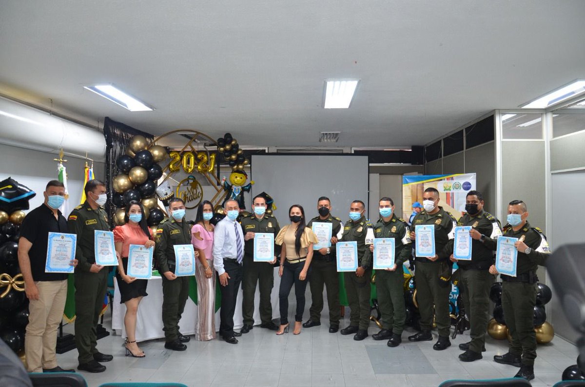 PoliciaAduanera's tweet photo. En #Cali los hombres y mujeres de la #POLFA recibieron el título de Técnico Laboral en Comercio Internacional, dictado por el #CETEP. Continuamos fortaleciendo los conocimientos y capacidades de nuestros policías. https://t.co/EzGAddW7To