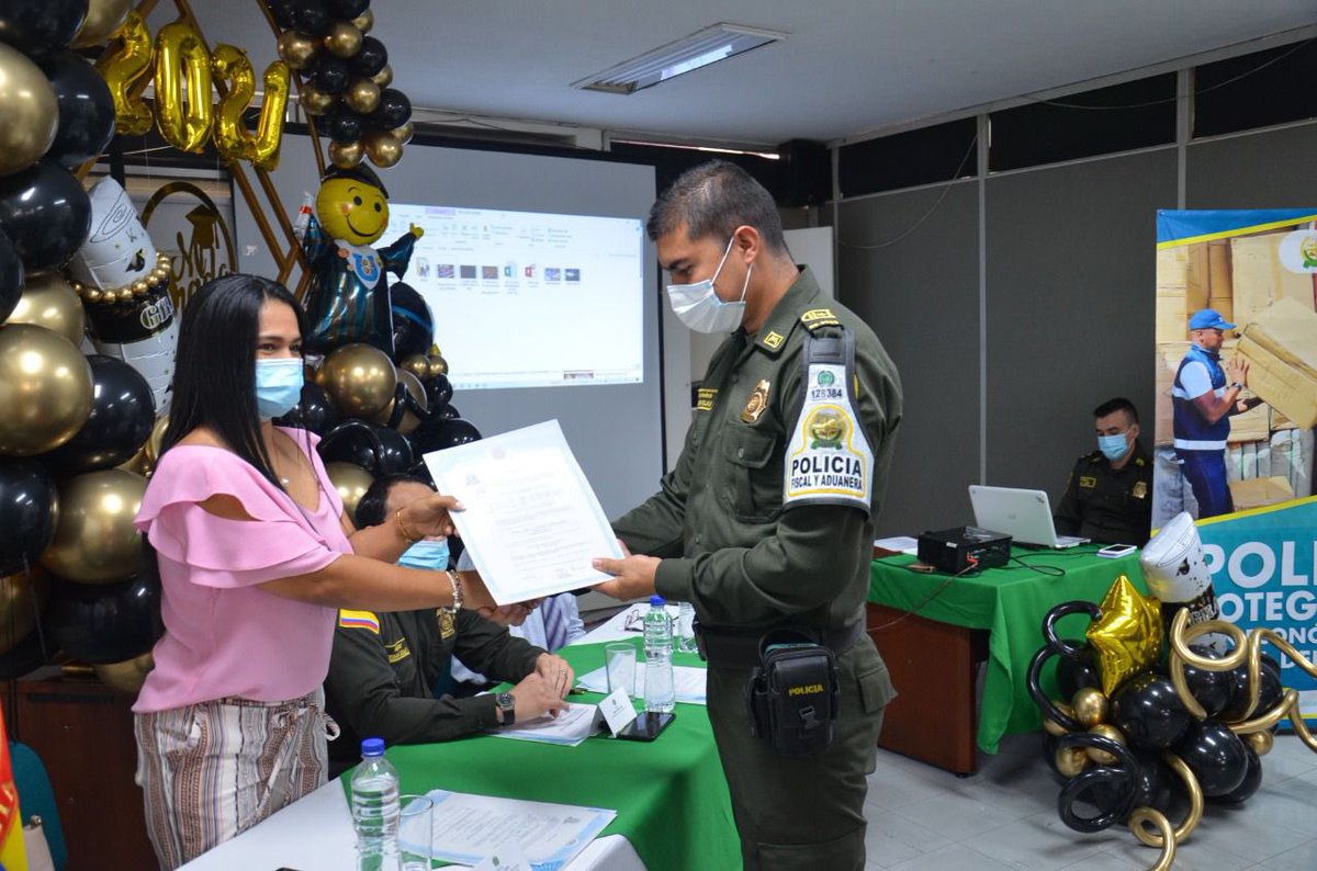 PoliciaAduanera's tweet photo. En #Cali los hombres y mujeres de la #POLFA recibieron el título de Técnico Laboral en Comercio Internacional, dictado por el #CETEP. Continuamos fortaleciendo los conocimientos y capacidades de nuestros policías. https://t.co/EzGAddW7To