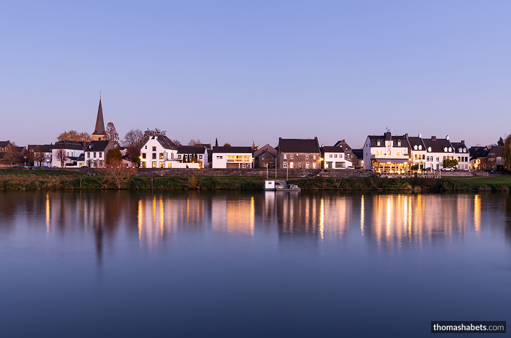 THPMHabets's tweet photo. Deze locatie stond al lang op mijn #bucketlist. Zicht op #Eijsden (#Nederland) vanuit #Lanaye (#België) tijdens het blauwe uur. Geïnteresseerd in meer foto's, bezoek https://t.co/IK9sppt2RX. #travel #limburg #canon #europe #nederland #wanderlust #travelblogger #dutch @magnifiekZL https://t.co/ljO0OAaXxT