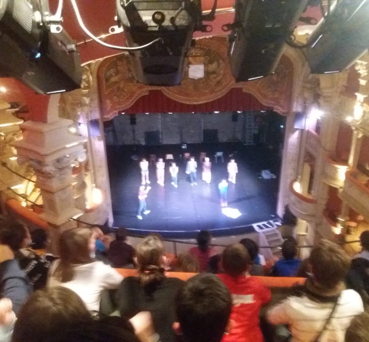 erea39's tweet photo. Observer « dans le détail » pour danser… Pour débuter ce projet d’éducation artistique et culturelle, les élèves de l’EREA assistaient cet après-midi à la représentation du spectacle de Denis Plassard. Une première impressionnante pour beaucoup !
🙏 @LesScenesduJura @DraeaacBFC https://t.co/D3Yr7UxtiO