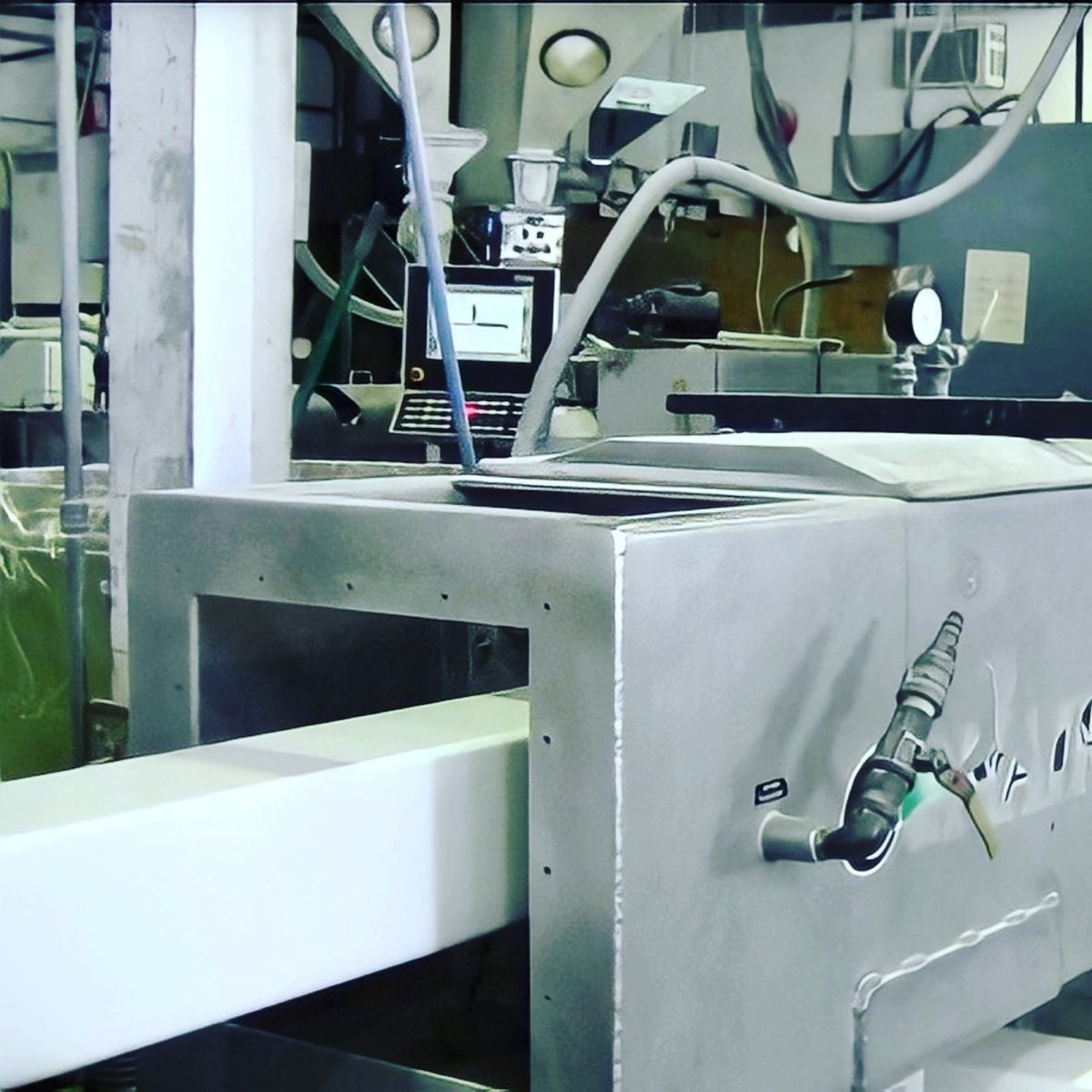 Liberty_Fence's tweet photo. Using co-extrusion #technology to make #PVCfence posts at our #LongIsland #manufacturing facility. Our deluxe grade #PVC products have ✌️ layers of 💯% virgin #vinyl or as we like to say, “double virgin vinyl.”

#fences #manufacturer #tech #fabrication #fencecompany https://t.co/9zujNQkdab