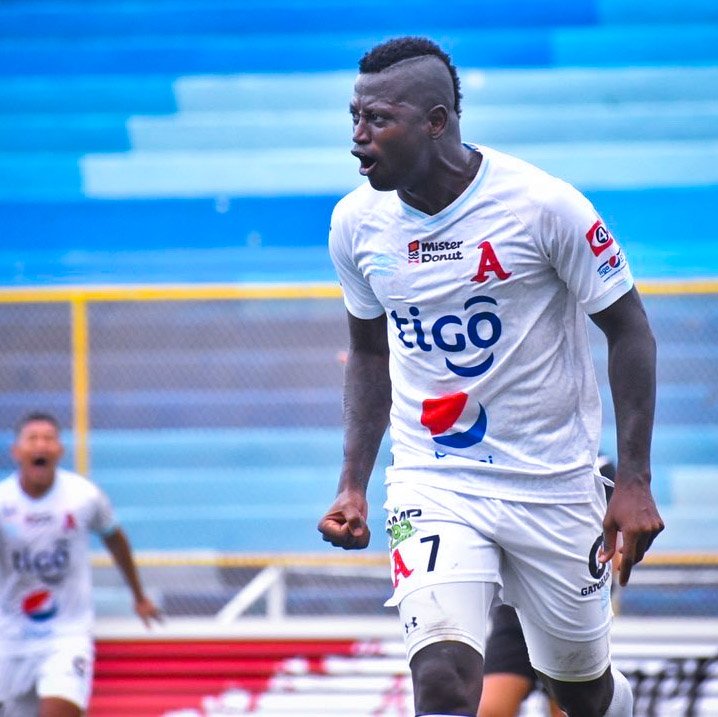 primerafutboles's tweet photo. ¡Qué inicien los juegos #RumboALaFinal🏆💥🅰️!
@Riascos1120 🐍
#ViveLoNuestro #AP2020 #DaleAlbo 📸 @AlianzaFC_sv https://t.co/qnkOybvtVK