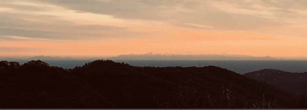 fabioferrero71's tweet photo. @Carla96888746 @holdenboerina @anica__ Questo scatto è fatto da #Vasia entroterra di #Imperia se ingrandisci vedi la neve sulle cime. https://t.co/jJB4r3TuSt