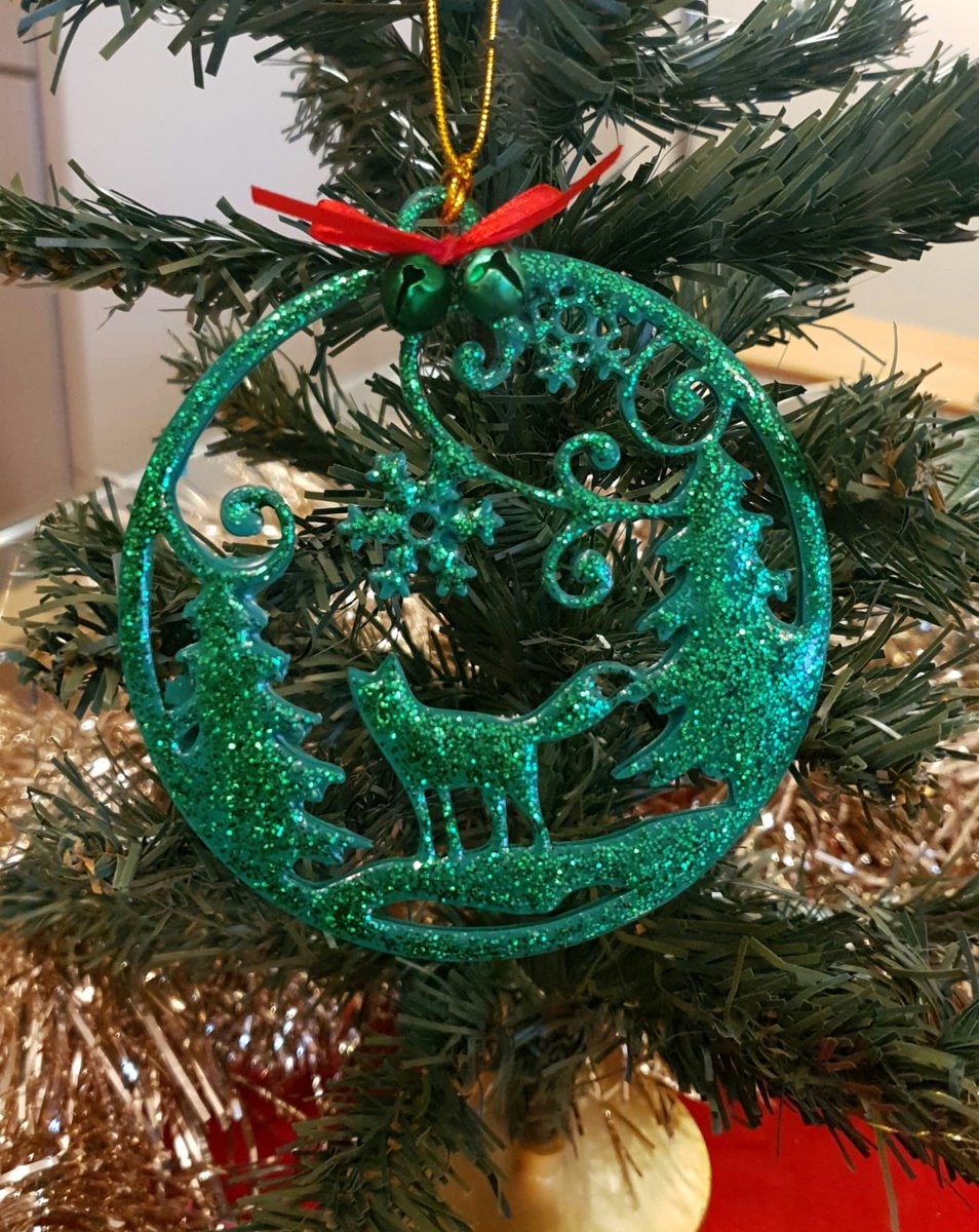 SylCreate's tweet photo. 🎅 Christmas casting 🎄

As well as our standard Casting Resins, we also manufacture resins to match any Pantone or RAL colour

@thepeahive used Emerald Green and Red resins to cast these tree decorations, with a little bit of glitter thrown in #Christmas #Handmade https://t.co/8EyVrd4CAl