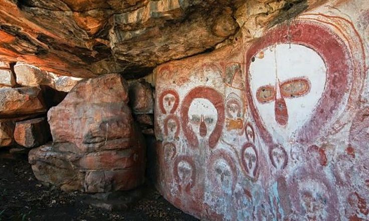 OvniChile1's tweet photo. Los #Wandjina son antiguos dioses creadores de todo para los aborígenes de australia la representación es muy semejante a los seres vistos por los testimonios de abducciones se parecen mucho a los extraterrestres conocidos como "grises" https://t.co/4JWzXXKekh