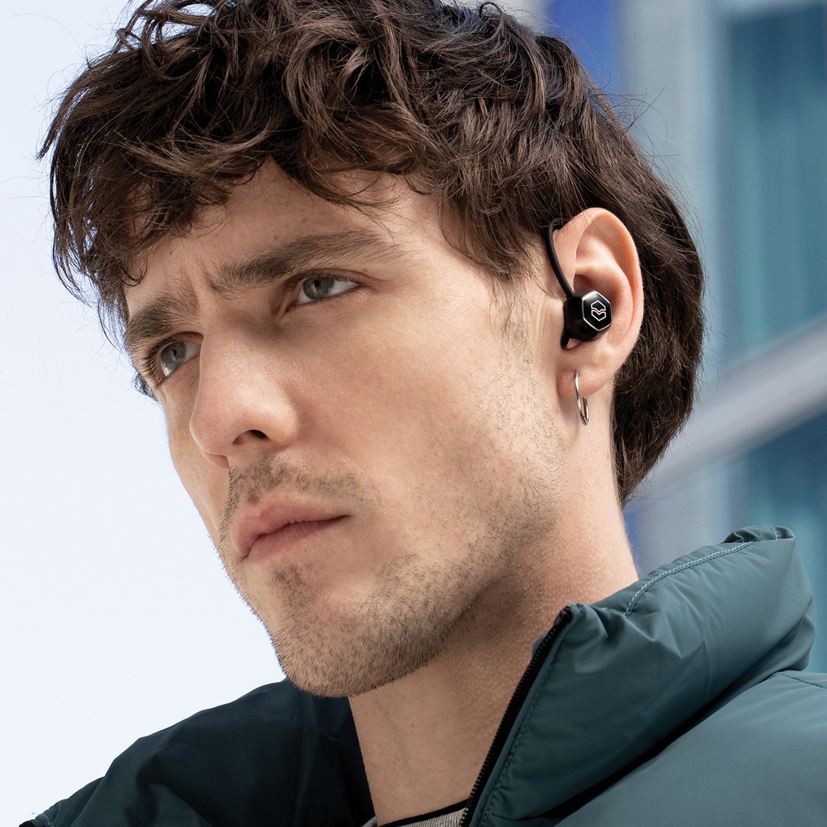 Hexamove Pro was designed knowing everyone’s different, and not every day is the same. Create the perfect fit for your day-to-day with fins and the perfect size in-ear fittings, and add ear hooks for more stability when you pick up the pace. 🎧: v-moda.com/hexamove-pro