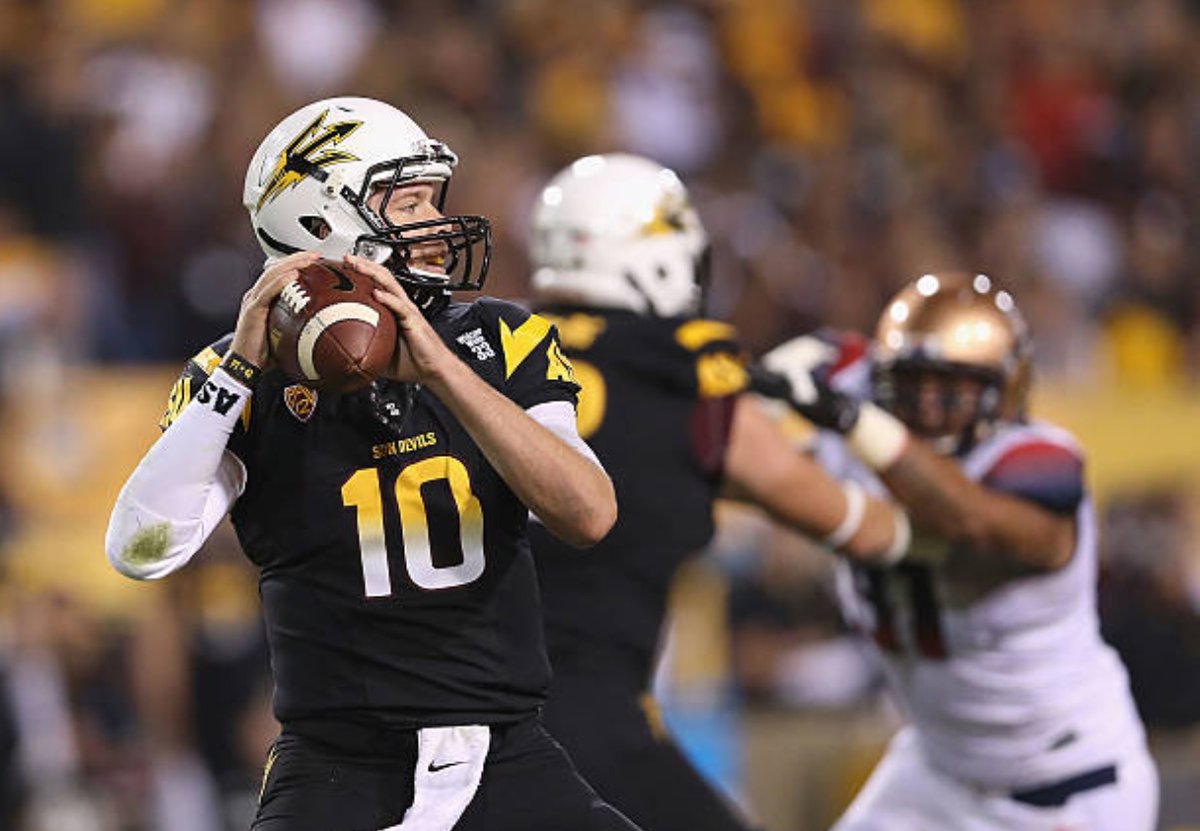 AZSportsHistory's tweet photo. 11/30/13 – #13 #ASU demolished UA 58-21 in Tempe, and clinched the PAC-12 South title and home field in the Conference Championship vs #8 Stanford on 12/7/13. Taylor Kelly: 13-25-274, 2 TDs. D.J. Foster: 124yds rushing, 2 TDs. Jaelen Strong: 142yds receiving. #ForksUp #BearDown https://t.co/gMjcGh7d91