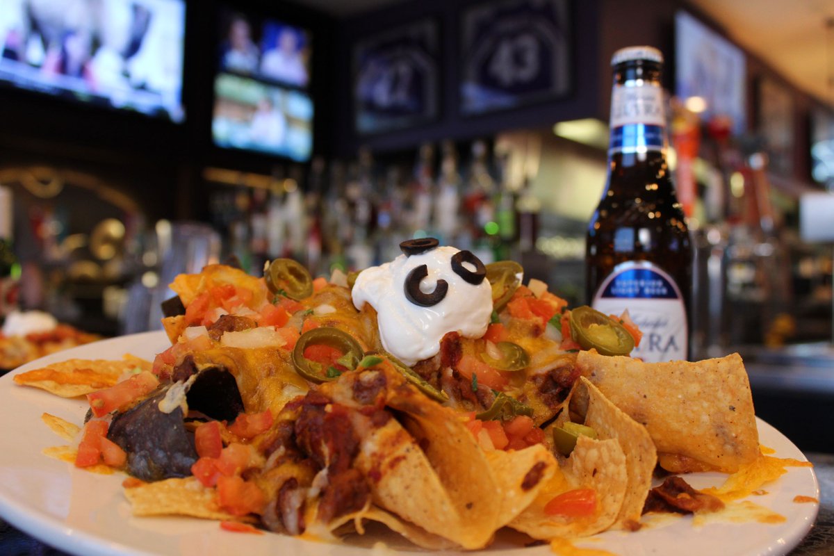 When in doubt, order the Coach Mo's nachos 😋