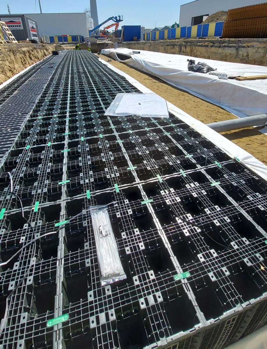 Willemen Infra testte nieuwe stapelbare infiltratiekratten Columnbox op werf Xervon in Antwerpen 
Lees verder:
wegenbouw.be/nieuws/9146/wi…
 
<a href="/DeschachtNV/">Deschacht</a>  - <a href="/WillemenGroep/">Willemen Groep</a>  #WillemenInfra