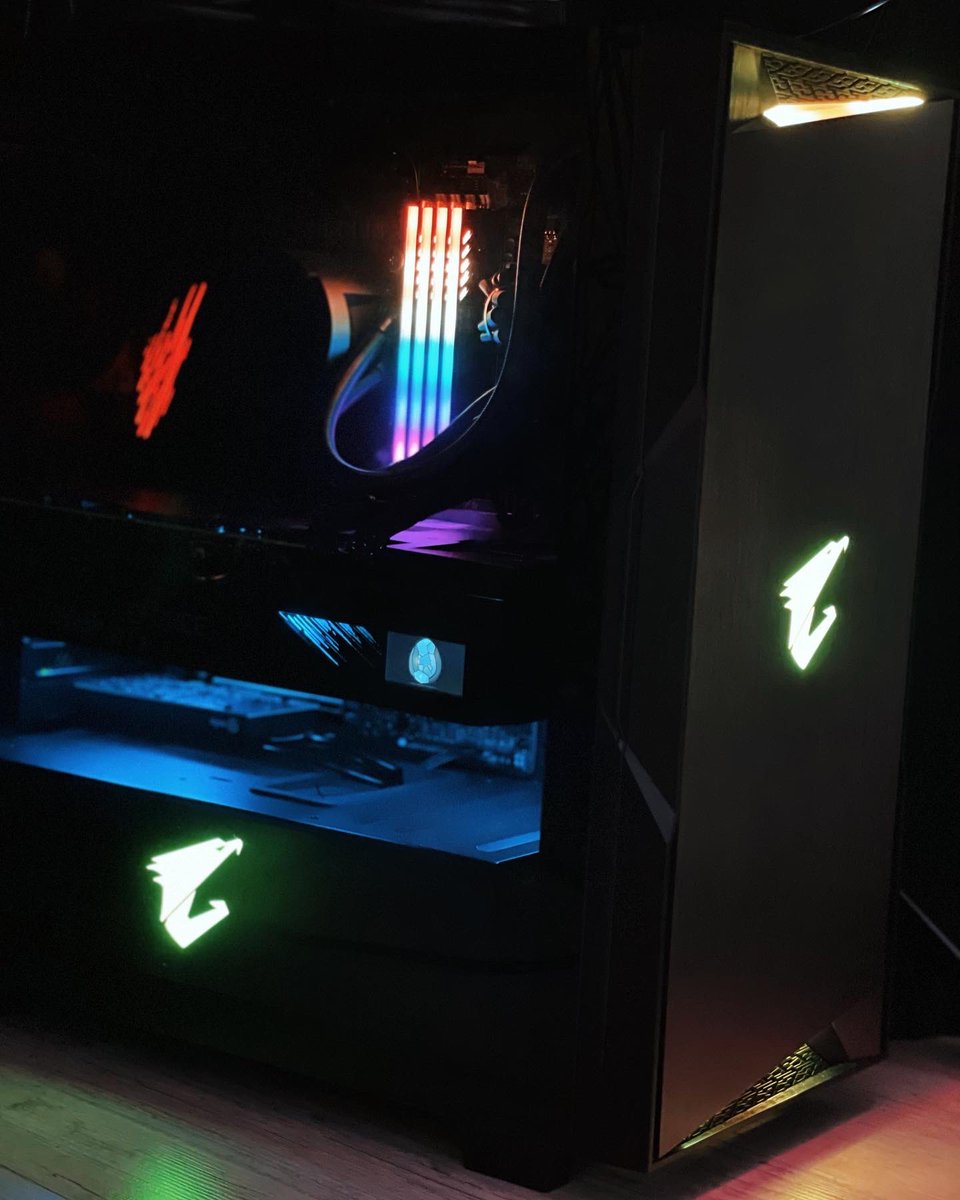 LesParodieBros's tweet photo. Un studio incroyable 🌟
Merci @AORUS_France d’avoir rendu tout cela possible 🧡 #FalconCrew https://t.co/Rw6zRhkSWZ