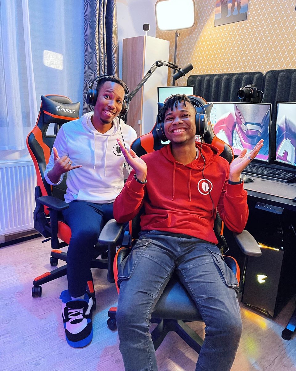 LesParodieBros's tweet photo. Un studio incroyable 🌟
Merci @AORUS_France d’avoir rendu tout cela possible 🧡 #FalconCrew https://t.co/Rw6zRhkSWZ