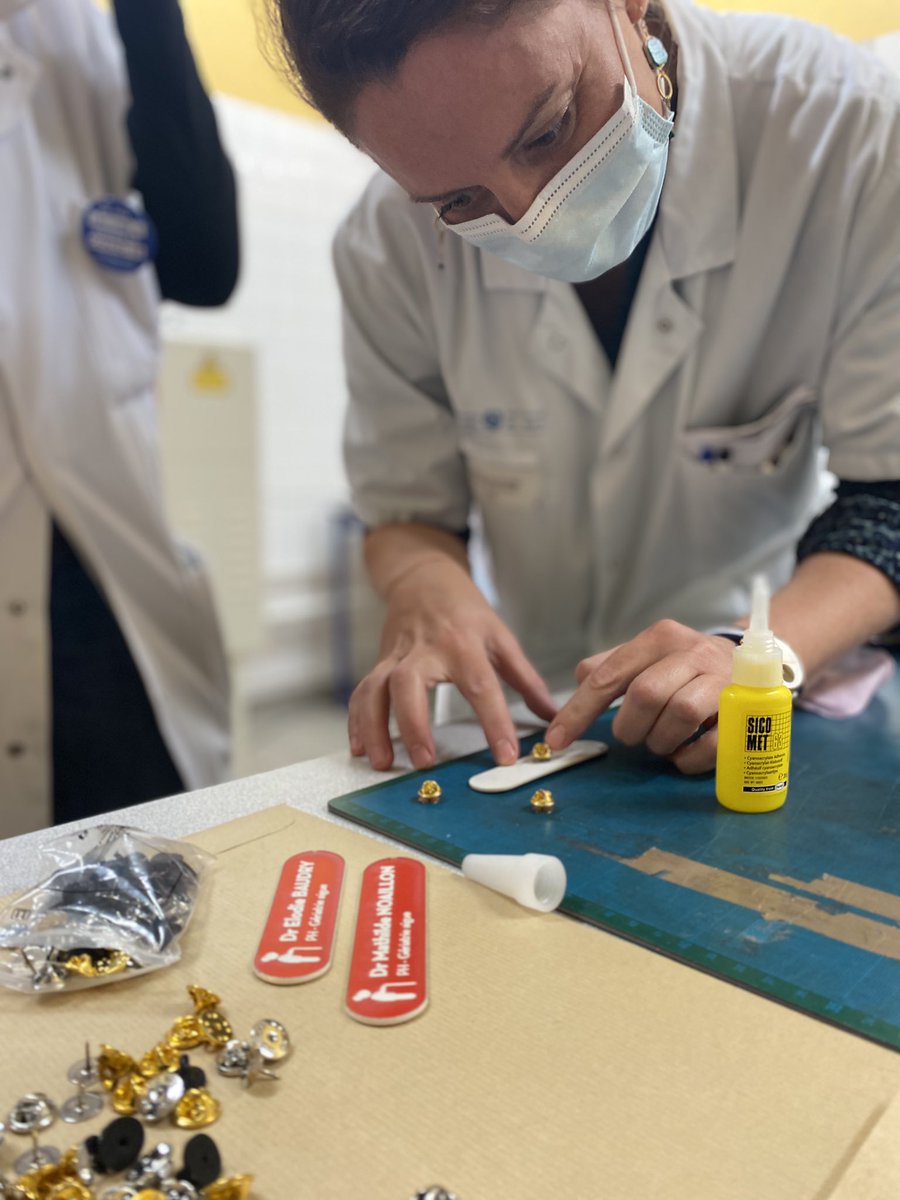 Quand le service de Gériatrie vient fabriquer ses étiquettes personnalisées pour faciliter la communication avec ses patients 
👵🏼👨🏽‍🦳 🩺💫 <a href="/Hopital_Bicetre/">Hôpital Bicêtre AP-HP</a> 
#fablabhospitalier #diy #médecins #patients #communication #team #hopital #geriatrie #outils #numerique