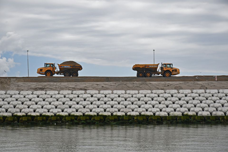 deafsluitdijk's tweet photo. Een glansrol voor onze Levvel-blocs op de cover van @CementNL! In dit artikel lees je alles over hoe de vorm van de blokken het resultaat is van een intensieve zoektocht naar het optimale resultaat tussen #functionaliteit en #duurzaamheid. 

https://t.co/qcMwKV0Cov https://t.co/rt5m0fncag