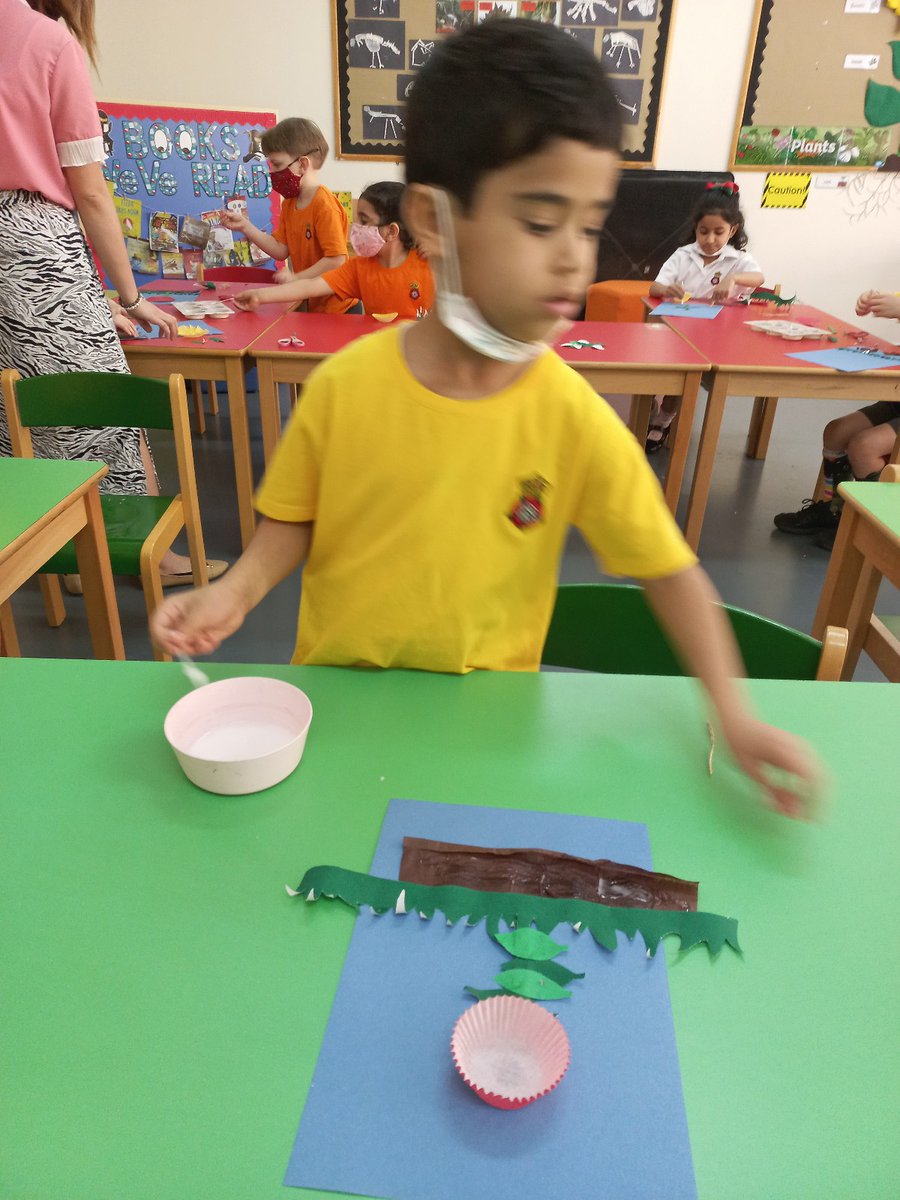 RGSGQ_Yearone's tweet photo. Year one have been learning about the parts of a plant. We used a variety of resources to represent these features. #yearone #science #plants https://t.co/LgxyHO5LHV