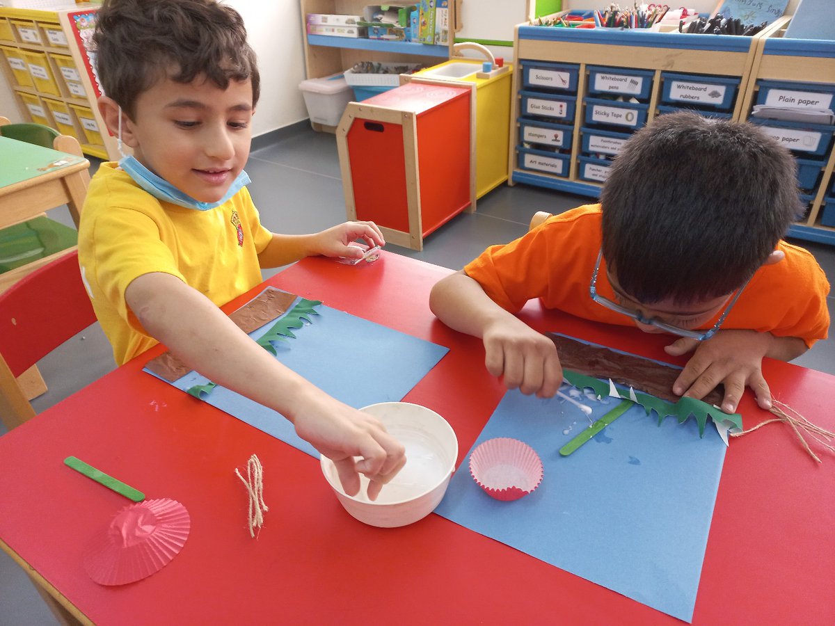 RGSGQ_Yearone's tweet photo. Year one have been learning about the parts of a plant. We used a variety of resources to represent these features. #yearone #science #plants https://t.co/LgxyHO5LHV