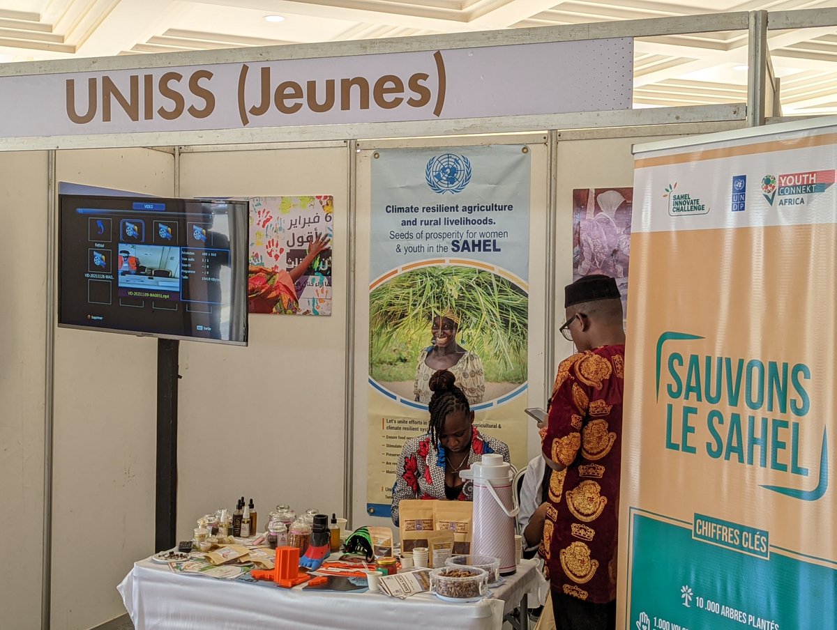 unis_sahel's tweet photo. Young #Sahelians continue to prove that, they can make a great difference if given the opportunity &amp; resources to do so. From the #UNISS booth at #YouthConneckSahel #Dakar, meet @jukaliond co-founder of @make3dgambia ,a company in the #Gambia specialized in 3D Printing technology https://t.co/9WvayoyW6z