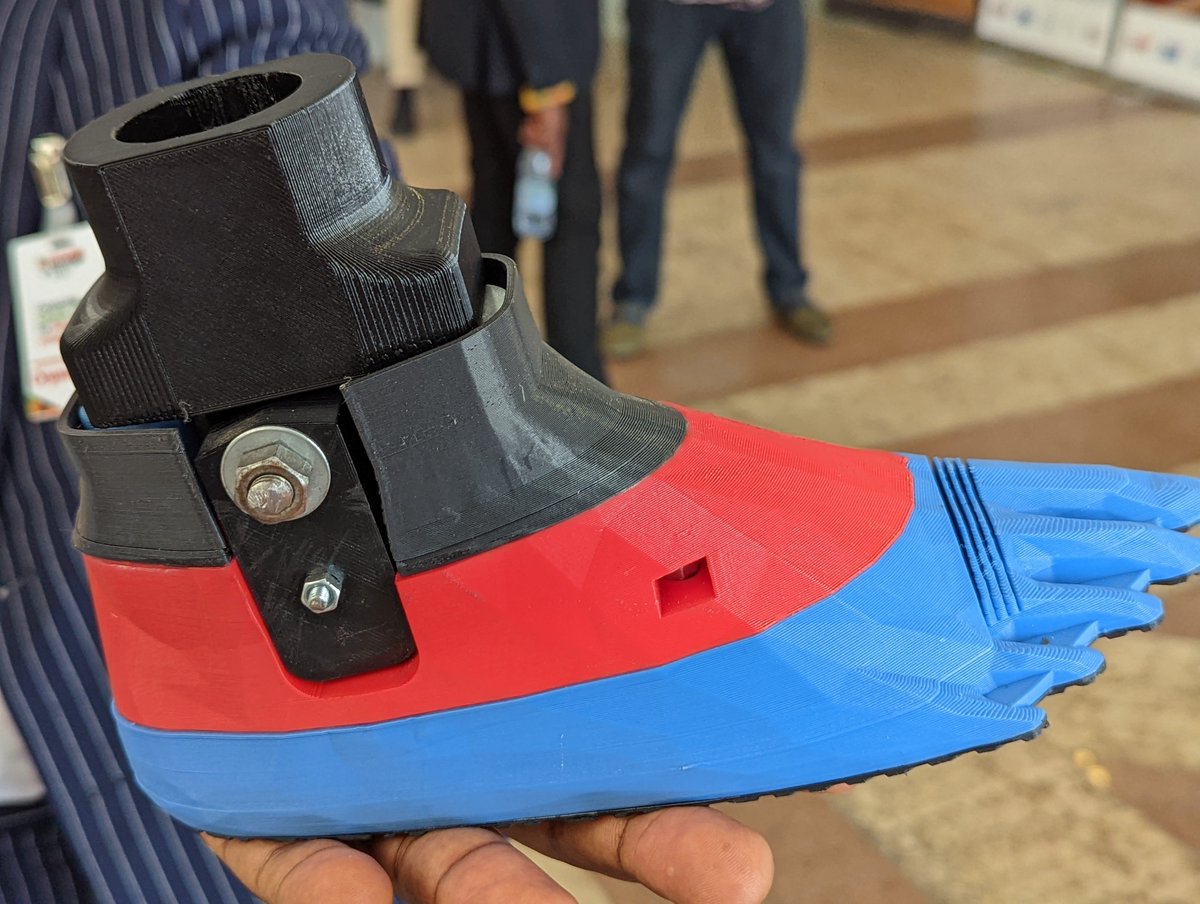unis_sahel's tweet photo. Young #Sahelians continue to prove that, they can make a great difference if given the opportunity &amp; resources to do so. From the #UNISS booth at #YouthConneckSahel #Dakar, meet @jukaliond co-founder of @make3dgambia ,a company in the #Gambia specialized in 3D Printing technology https://t.co/9WvayoyW6z