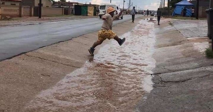 xiddest's tweet photo. Lere molomo o tshela noka e dirang lena? 😂 https://t.co/OWjBhFA72e