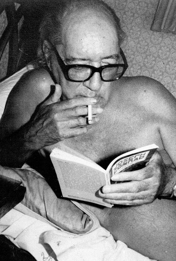 MidnightComala's tweet photo. Juan Carlos Onetti escribía bien pero fumaba mejor. https://t.co/tmsdmbmkEM