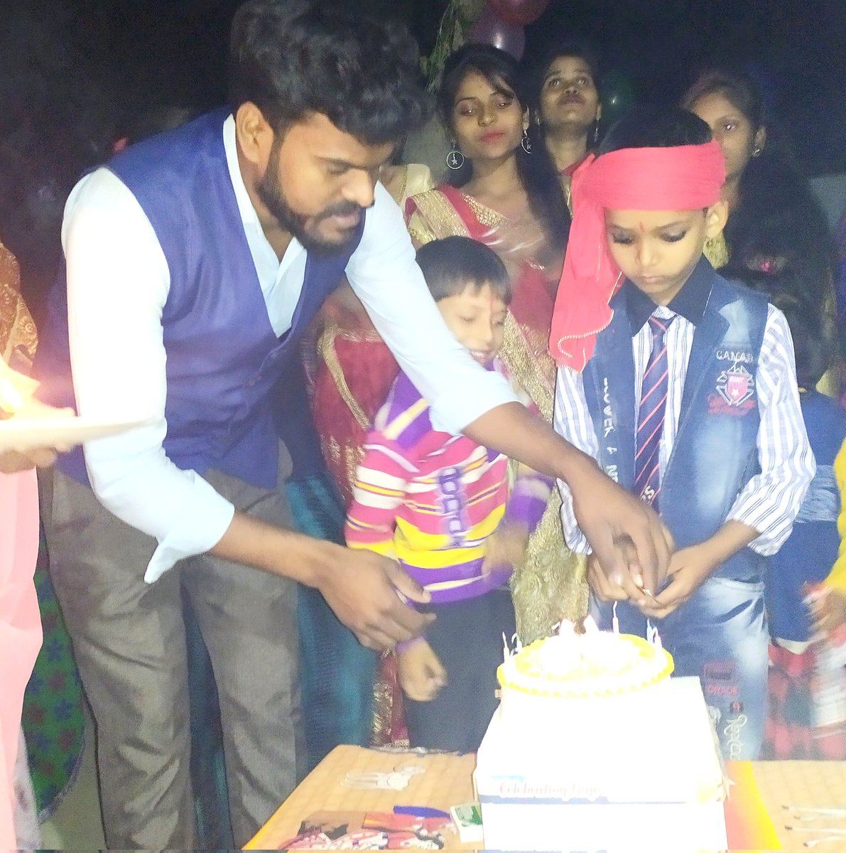 sahagal_raj's tweet photo. चाचा जी के लड़के के जन्मदिवस पर हम सारे परिवार के लोगों ने मिलकर #Celibrate किये! विवेक जन्मदिन की हार्दिक बधाई एवं शुभकामनाएं 🎂🎂🎂💐💐 https://t.co/91IjYP2yol