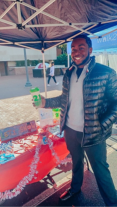 live21oaks's tweet photo. Let it Snow ❄️ 21 Oaks is the perfect gift 🎁 this season! Come see us on Greene St for the #HousingFair and let us show you why you should choose 21 Oaks for your #StudentHousing needs! We’ll see you 🔜 #UofSC #Live21Oaks #WeAreCardinal https://t.co/J5wzm2KFgR