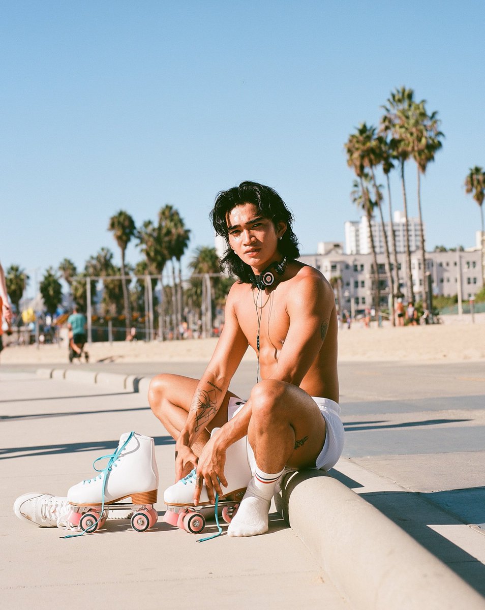 bretmanrock's tweet photo. 🛼🎢🏝 https://t.co/Rn5cdienrt