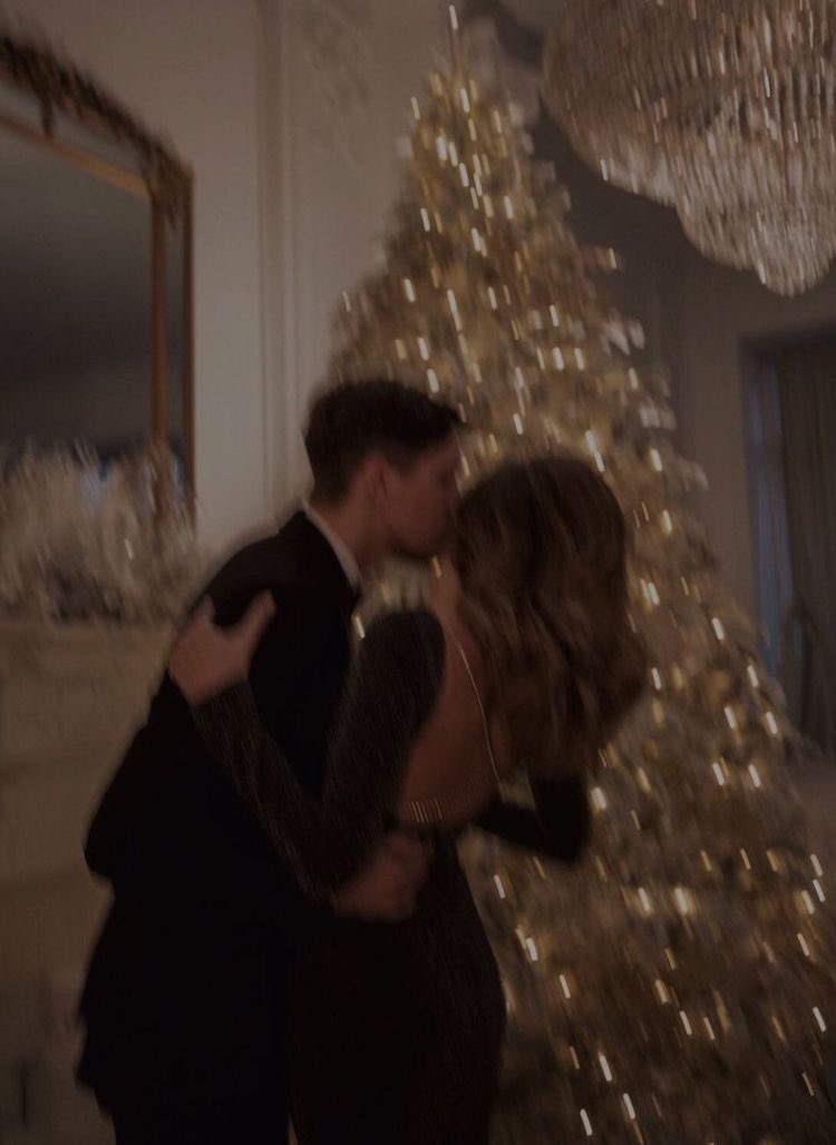 AdriikCash's tweet photo. Adivinen quién fué obligado a montar el arbol un mes antes de navidad. https://t.co/76qLfmDV3l