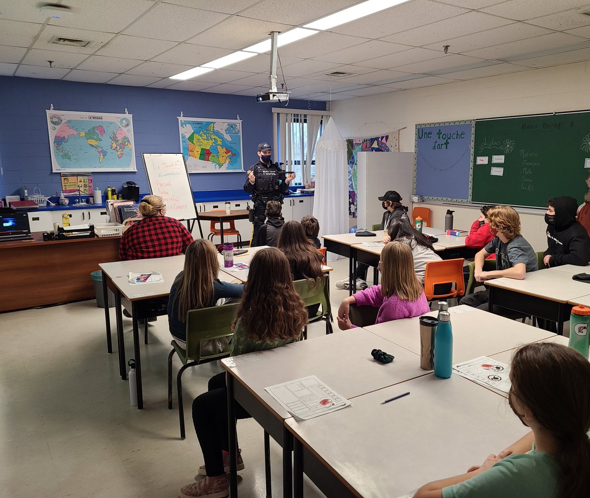 #RCMPNB recently attended École Régionale de #BaieSainteAnne to meet with grade 6 and 7 students. Topics discussed included internet safety, responsible mobile phone usage, the dangers of (illicit) drugs, police equipment, and recruitment.