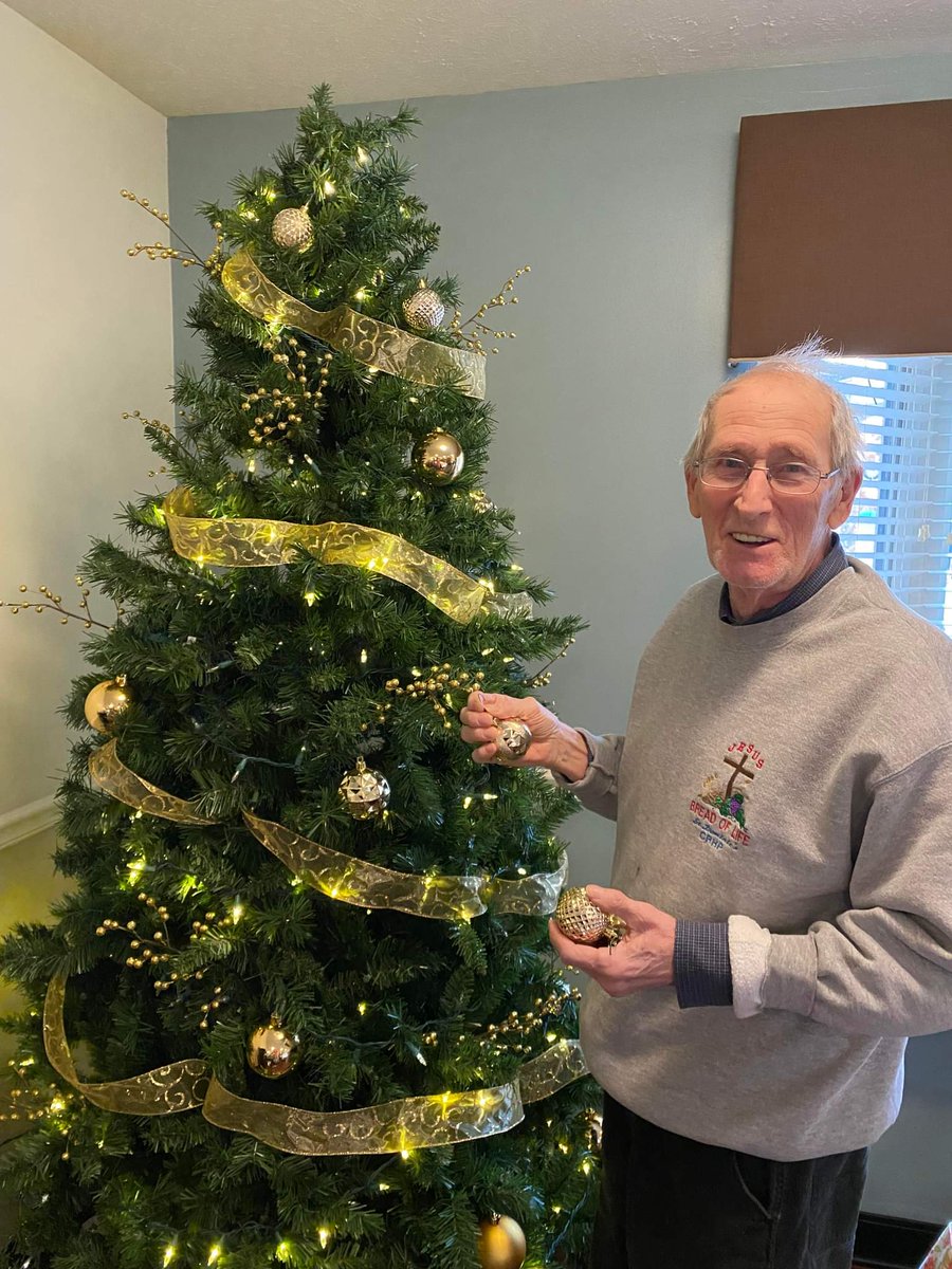 Greenleaf_HC's tweet photo. Our #bffs enjoyed decorating their Christmas tree https://t.co/SYclRTmWuD
