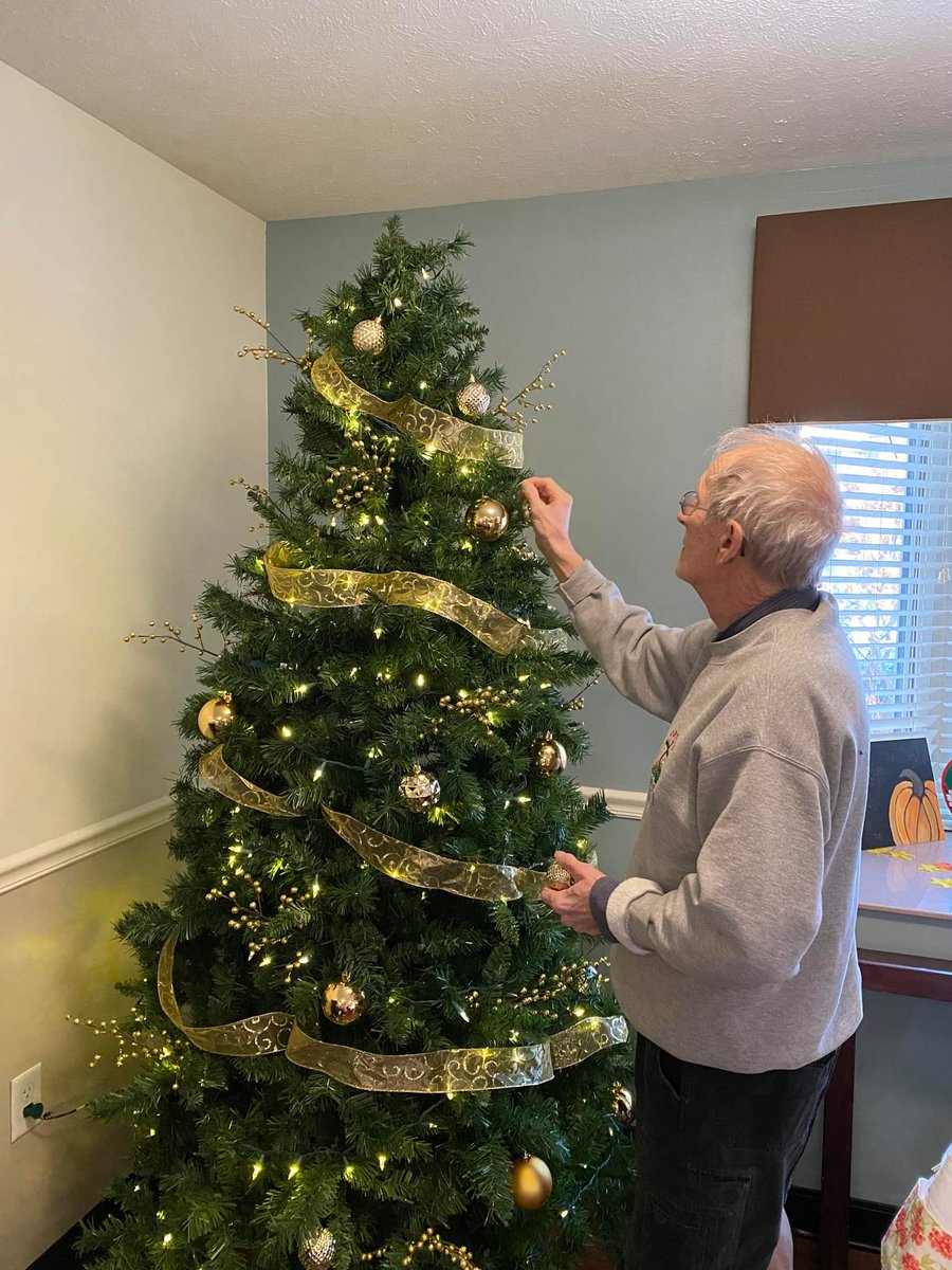 Greenleaf_HC's tweet photo. Our #bffs enjoyed decorating their Christmas tree https://t.co/SYclRTmWuD