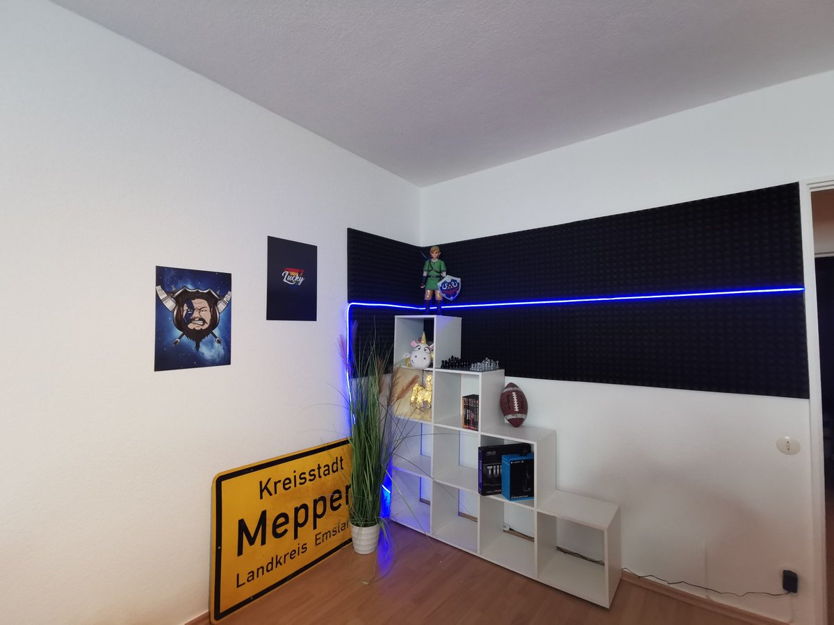 SignonLP's tweet photo. Das Studio steht soweit :D Kann wieder Losgehen!

#ReturnoftheSchlschthaus
#twitchtv
#streamingstudio

P.s. Ich brauch mehr Deko 😅 https://t.co/GS9gXyJDlX