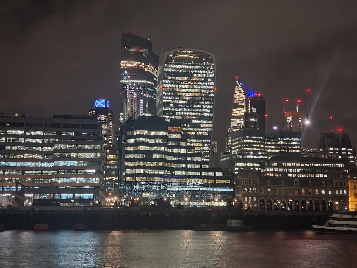 Solitaire shining bright in the city tonight #StAndrewsDay #Scotland 🏴󠁧󠁢󠁳󠁣󠁴󠁿