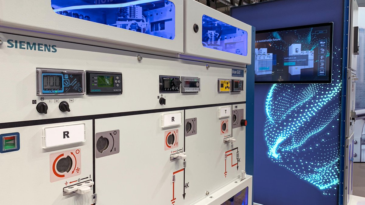 SiemensInfra's tweet photo. Interviews, tours, and lots of good talks on the first day of #EnlitEurope. Did you visit us already? If not, get your free ticket on https://t.co/nphU60b8k9 and come by! Our presence is all about accelerating the #EnergyTransition with digital technologies. https://t.co/n7zmdPi8Uv