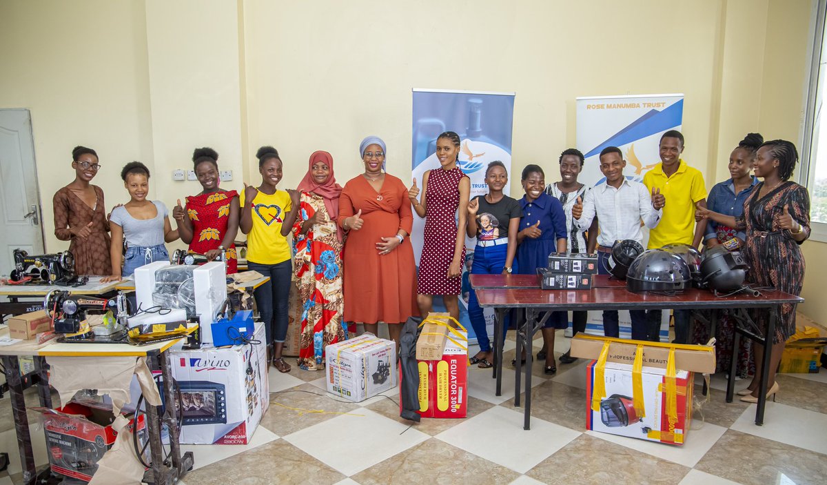 rmanumbatrust's tweet photo. ROSE MANUMBA TRUST YAKABIDHI VIFAA KAZI KWA VIJANA 11 KUTOKA VETA
 
TAASISI ya Rose Manumba Trust kwa kushirikiana na Give A Future Foundation kupitia program ya 'Jiajiri' wamekabidhi vifaa vya ufundi kwa wanafunzi 11 kutoka VETA kuwasaidia kujikwamua kiuchumi na kujiajiri. https://t.co/uQu8g8m9h5