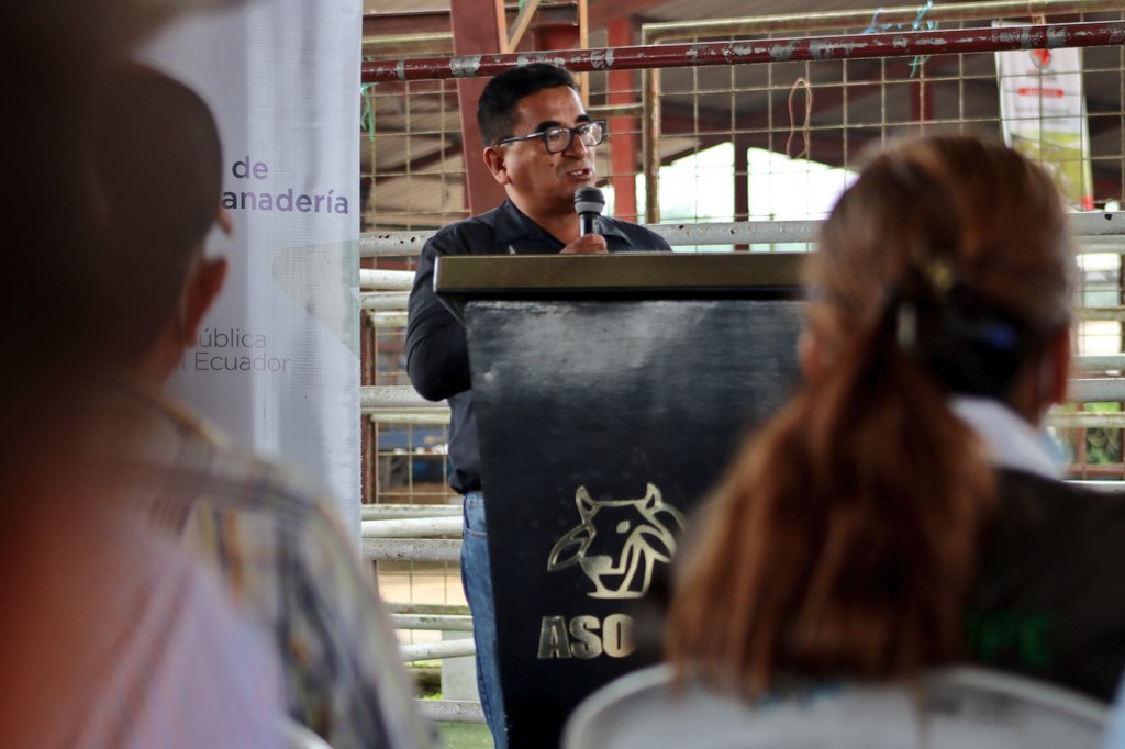 AgriculturaEc's tweet photo. Seguridad para el sector ganadero, industrialización, control de precios de leche, insumos y productos agrícolas, sanidad, producción de café y cacao, situación del sector bananero y asuntos sobre @BanEcuadorBP son los temas tratados en #SantoDomingo con productores. 🤝🇪🇨 https://t.co/WbyurE4rns