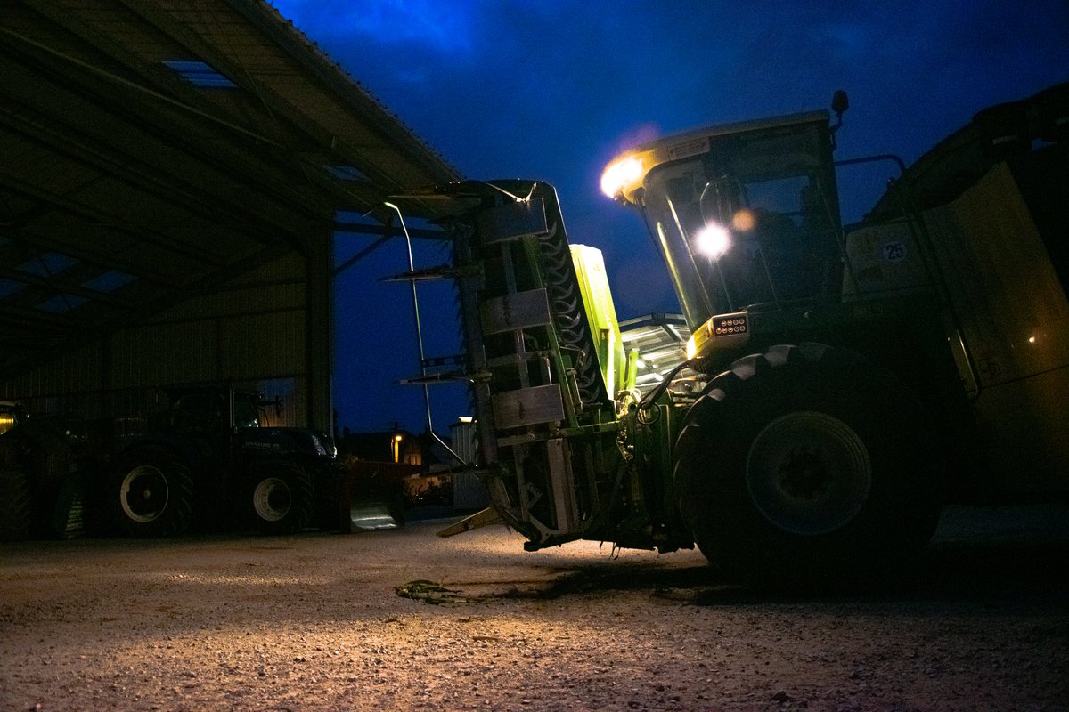 KroneFrance's tweet photo. 👉Ca manque déjà à qui l'ambiance ensilage ? 🙋♀️🙋♂️😁
#TeamBiGX #KRONE https://t.co/cEWpgUvsHr