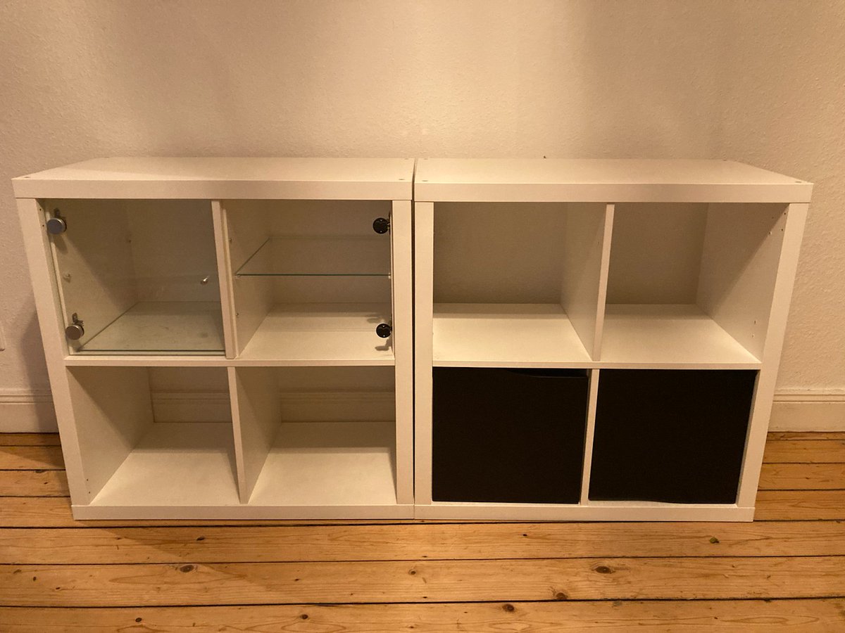 ein_unding's tweet photo. In Hamburg Eimsbüttel zu verschenken (zur Abholung), zwei weiße Kallax 4x4 Regale mit zwei extra Glasböden, einer Glas- und zwei schwarzen Türen. guter Zustand, ein paar Bohrlöcher.
@sorgeweniger #EineSorgeWeniger https://t.co/UT6dk2qXw2