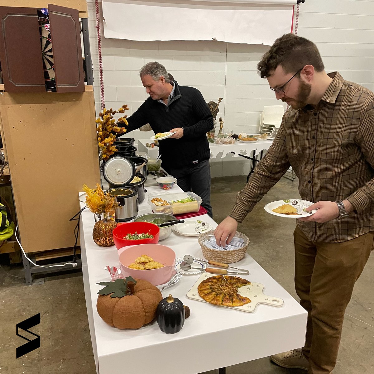 spectas_global's tweet photo. From our team to yours, we hope you spent the Thanksgiving weekend celebrating all there is to be thankful for!
.
.
.
#spectas #spectasglobal #madetobeseen
#popdisplay #pointofpurchasedisplay #visualmerchandising #retaildisplay #instoredisplay #storefixtures #customdisplays https://t.co/I2g8N3utq0