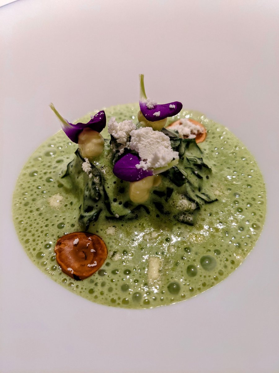 Creamed spinach covering a mound of trout roe, spinach foam and hazelnut completing the balance of earth and water, vegetal and saline <a href="/elrincondejc/">El Rincón de Juan Carlos</a>.