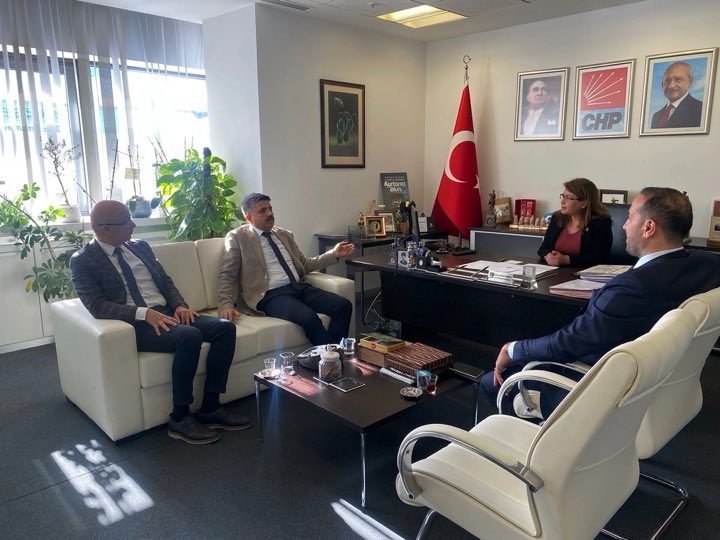 BTP_Parti's tweet photo. Teşkilat Başkanımız @lutfullahonder , İdari İşler Başkanımız @ahmetburakguven ve Genel Sekreterimiz @avmustafapak CHP Genel Başkan Yardımcısı Denizli Milletvekili @GulizarBicer ’ı makamında ziyaret ettiler. Ziyarette Prof. Dr. Haydar Baş’ın Hoş Geldin Atatürk eseri hediye edildi. https://t.co/PqNuksGkMl