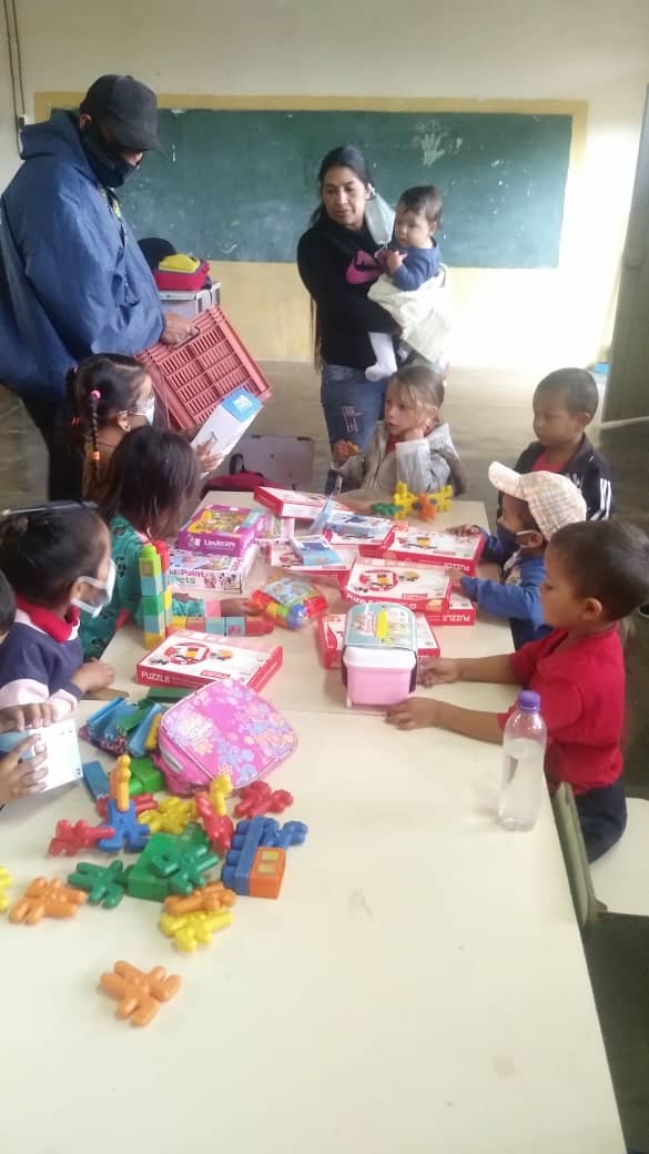 Clapyacambu2's tweet photo. UEN Pompeyo Escalona/Villorin....Haciendo uso de los juguetes que la Prof Dilia Mendoza envío a los Preescolares...Gracias infinitamente👍🏻🙏🏻👏🏻👏🏻👏🏻 https://t.co/Nzrv42hQOo