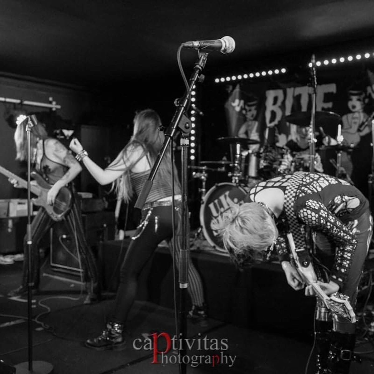 BiteMeBand's tweet photo. Some kickass shots from the mayhem with @UKSubs! More dates being announced soon - watch this space! ☠️🖤
📸 - Nick Tutt
#BiteMe #ConClub #UkSubs #Lewes #UnsignedBand #Punk #PunkRock #RNFNR #GirlBand #RiotGrrrl #PrettyInPunk #LondonMusic https://t.co/m3EmKG0W3R