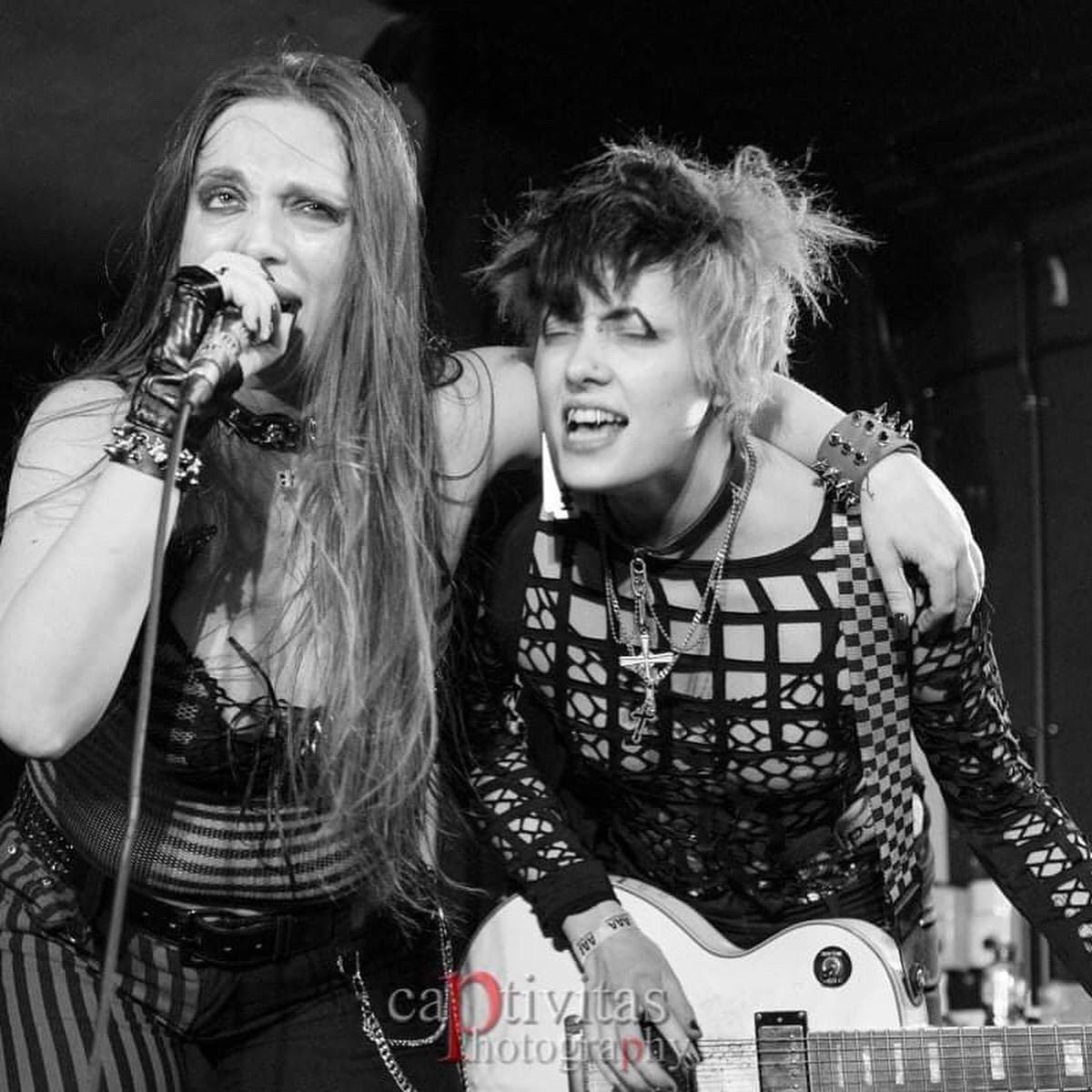 BiteMeBand's tweet photo. Some kickass shots from the mayhem with @UKSubs! More dates being announced soon - watch this space! ☠️🖤
📸 - Nick Tutt
#BiteMe #ConClub #UkSubs #Lewes #UnsignedBand #Punk #PunkRock #RNFNR #GirlBand #RiotGrrrl #PrettyInPunk #LondonMusic https://t.co/m3EmKG0W3R