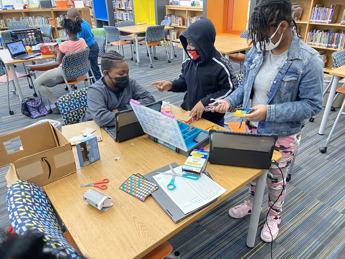 NCSTEMDIVA's tweet photo. @ConnMagnet 5th graders are doing a great job working collaboratively to build and code their robots using @birdbraintech hummingbird kits! @wcpssmagnets https://t.co/RKkZgLykcJ