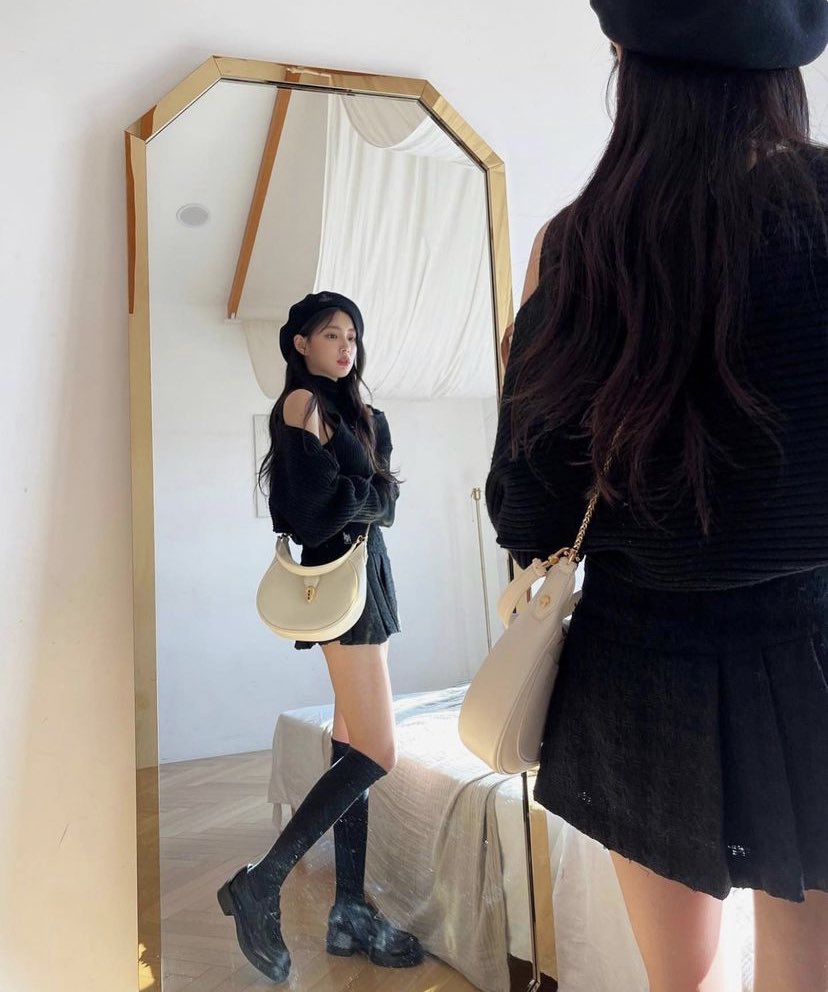 KHWINTL's tweet image. 📸 [PHOTO] 211130 Hairstylist Hyunwoo Instagram update with Kang Hyewon

▷ instagram.com/p/CW3oSk-BvSJ/

It’s been a long time since I’ve seen Kang Hyewon. 🤍
#.HalfPieceExtensions Natural long hair transformation 😉 See you at the retouch 🌟

#강혜원 #KangHyewon #カンヘウォン