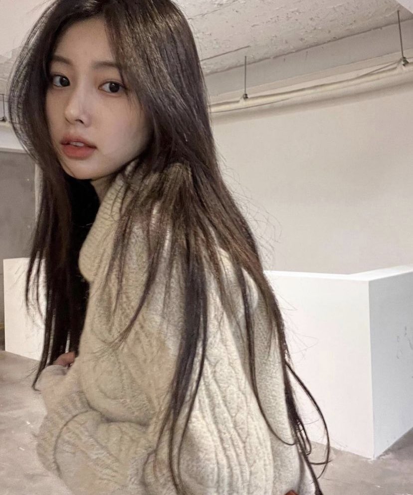 KHWINTL's tweet image. 📸 [PHOTO] 211130 Hairstylist Hyunwoo Instagram update with Kang Hyewon

▷ instagram.com/p/CW3oSk-BvSJ/

It’s been a long time since I’ve seen Kang Hyewon. 🤍
#.HalfPieceExtensions Natural long hair transformation 😉 See you at the retouch 🌟

#강혜원 #KangHyewon #カンヘウォン
