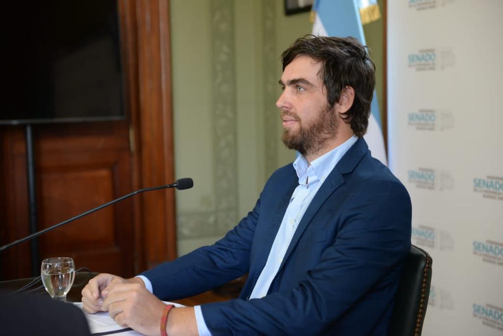 Presidiendo la última reunión de comisión de #Deportes <a href="/Senado_BA/">Senado BA</a> del año 💪 Hoy tuvimos el gusto de conversar con @DNPignatiello, a quien reconocimos como Personalidad Destacada del deporte por sus enormes logros 👏 <a href="/DelmonteFlavia/">Flavia Delmonte</a> <a href="/CarolinaTironi/">Carolina Tironi</a> <a href="/elreparaz/">Emiliano L. Reparaz</a>